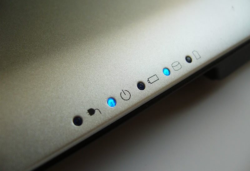 Indikator Baterai Laptop Lenovo Berkedip Saat Di Charge. √ Memahami Simbol Lampu Indikator Led pada Laptop