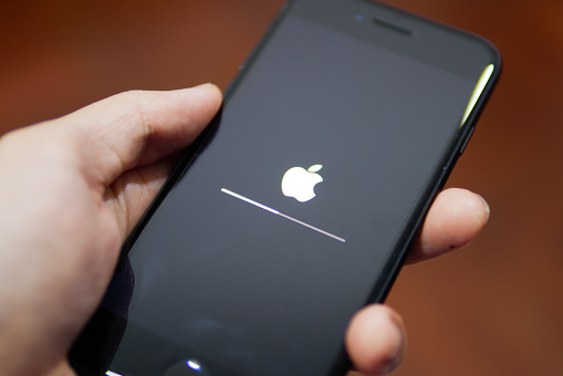 Cara Memperbaiki Iphone Stuck Itunes. 3 Cara Memperbaiki iPhone Stuck di Logo Apple, Gampang Banget! : Okezone Techno