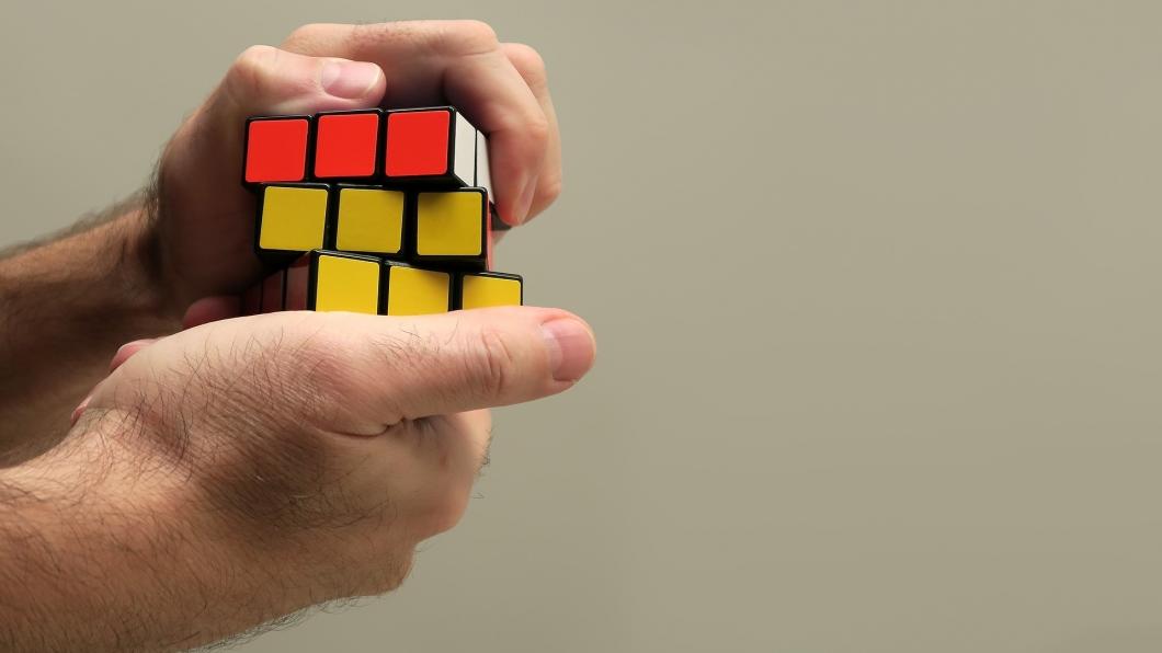 Cara Bermain Rubik Untuk Pemula. Tutorial Rubik 3x3: Lima Langkah Untuk Menyelesaikan Rubik Dengan Benar
